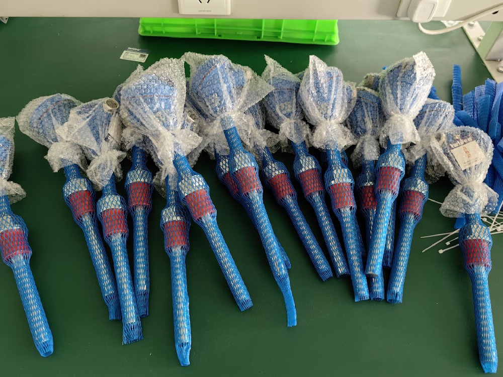 在工业自动化中，热电阻是如何与控制系统集成的，以实现温度控制和监测？