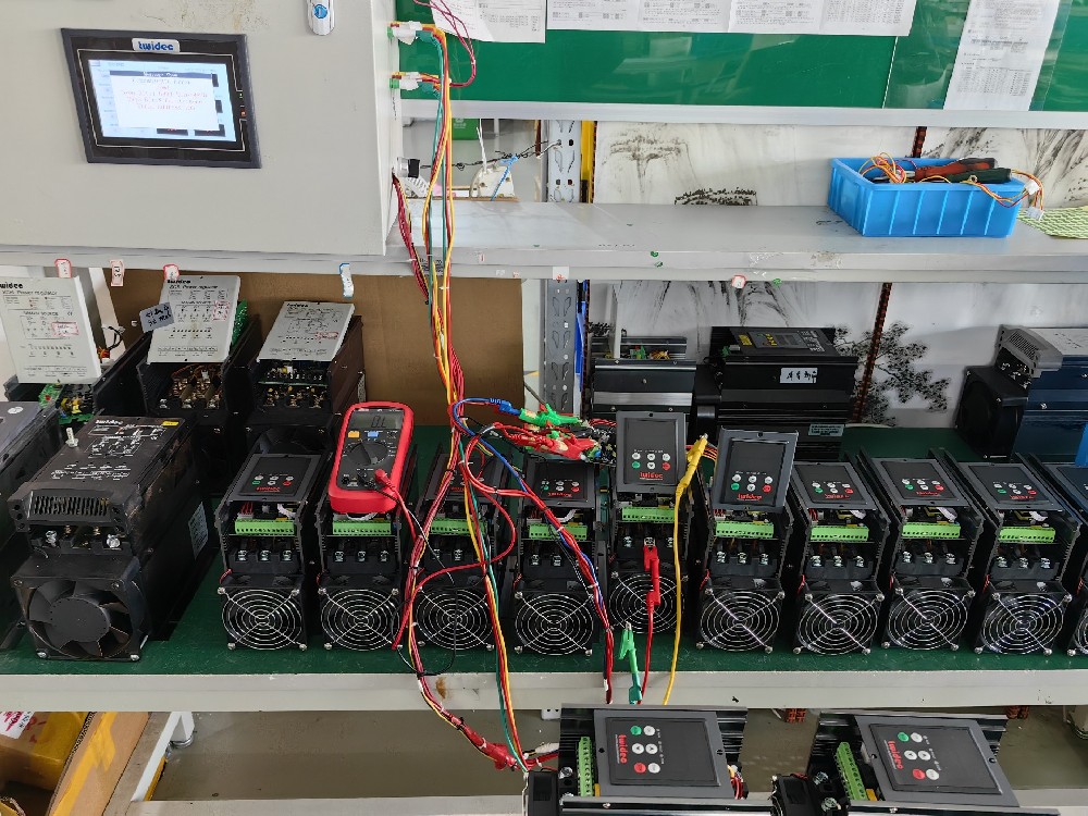 在建筑能源管理领域，电力调整器怎样配合智能照明系统实现最大化节能？